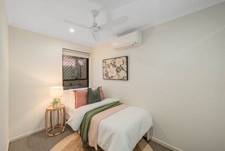 Spacious 4 Bedroom Family Home in Central Warner - Photo 4