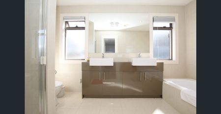 Large Two Bedroom Townhouse in Central Doncaster Location! - Photo 5