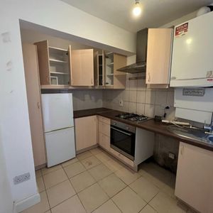 2 bedroom Flat To Let - Photo 2