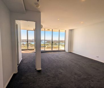 Breathtaking Waterviews & Resort-Style Luxury in 'Vantage North'-Large Study / 3rd Room - Photo 2