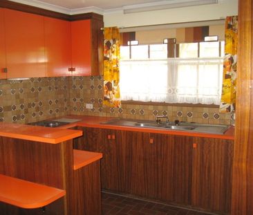 RETRO REVIVAL IN GREAT LOCATION ! - Photo 4