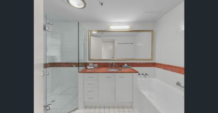 Fully Furnished Overlooking Botanical Gardens + Walk to QUT, Queens Wharf & Kangaroo Point Bridge - Photo 2