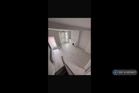 3 bedroom end of terrace house to rent - Photo 2