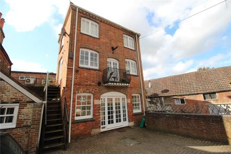 1 Bedroom Flat / Apartment - Bank Street, Bishops Waltham - Photo 4