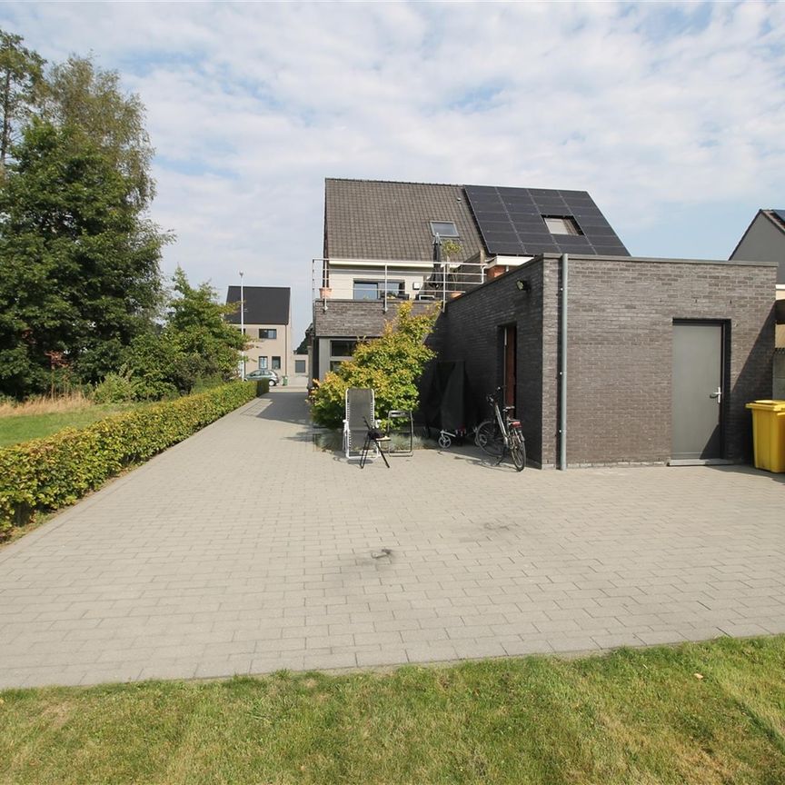 Duplex-appartement met terras, fietsenberging, tuin en 2 autostaanplaatsen. - Foto 1