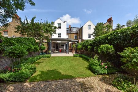 A spacious family home with a breath taking rear extension offering a wonderful mix of modern and original style in the heart of Windsor. - Photo 5