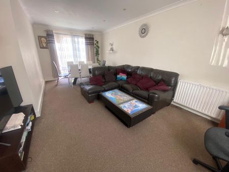 3 bedroom semi-detached house to rent - Photo 2