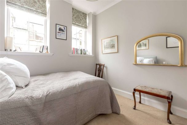 Charming Two-Bedroom Mews House in Sought-After Dean Park Mews - Photo 1