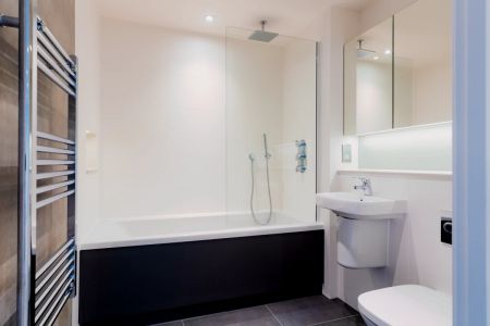 Three Bed (Type E) - Photo 3