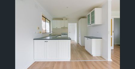 Peaceful 3-Bed Unit Near Train Station & Shops with single garage! - Photo 2