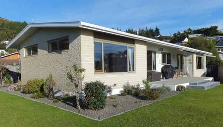 Immaculately Presented - Photo 2