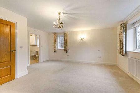 A superb detached four bedroom, three bathroom family home located approx. 0.8 miles from Harpenden Station - Photo 3