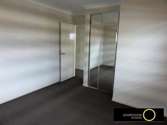 Stylish Three-Bedroom Townhouse in Prime Carina Heights Location - Photo 1