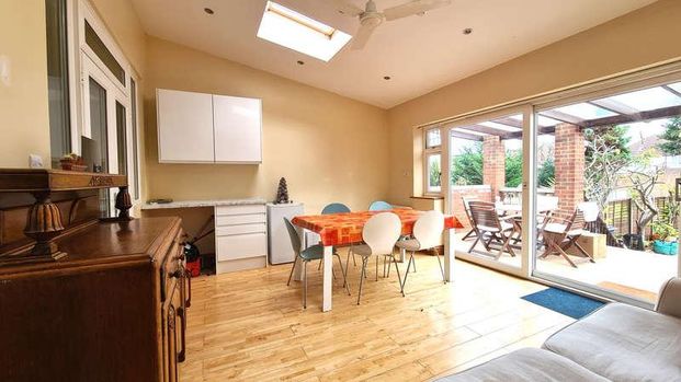 Taunton Avenue, Hounslow, TW3 - Photo 1