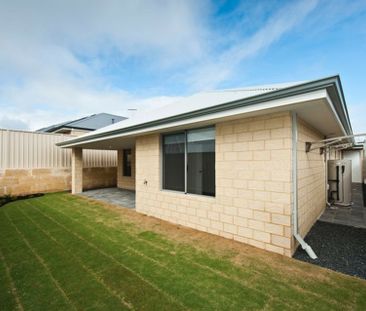 Spacious Family Home Close to Parks & Shops - Photo 3