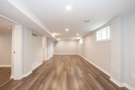 Spacious 2 Bedroom Lower Unit in St. Catharines!! - Photo 5