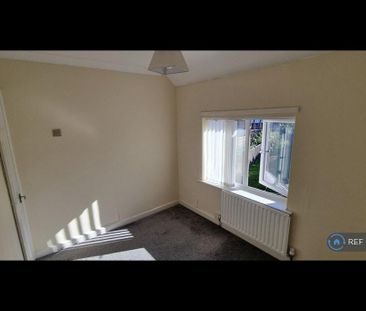 3 bedroom end of terrace house to rent - Photo 2