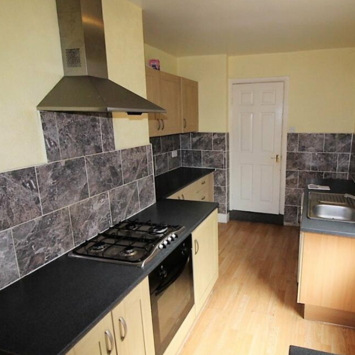 3 bedroom flat to rent - Photo 1