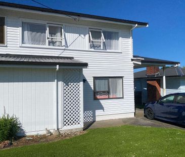 Charming Family Home in Te Atatu Peninsula - Photo 2