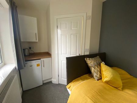 1 bedroom in a house share to rent - Photo 2