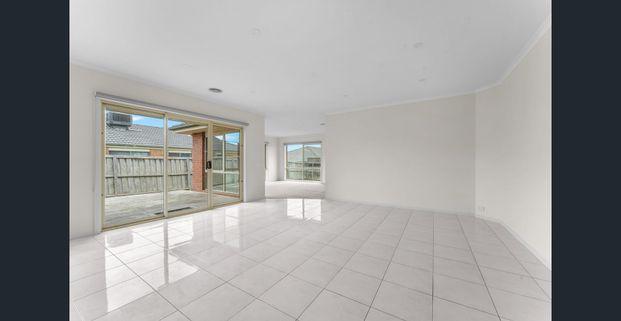 Spacious 4-Bedroom Family Home in the Heart of Cranbourne - Photo 1