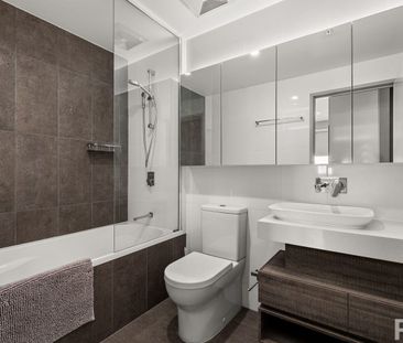 Fully Furnished Outstanding Top Floor Apartment – Exceptional Locat... - Photo 4