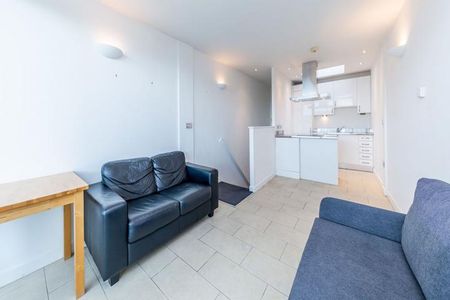 A beautiful Split level 1 bedroom with terrace in the heart of Angel - Photo 4