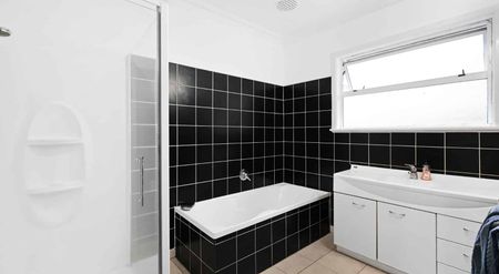 Spacious Family Home in Prime Hamilton Location - Photo 5