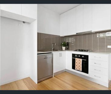 Sunny split level apartment in a boutique block! - Photo 1