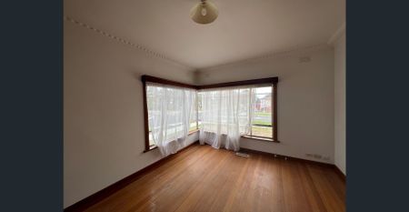 Located close to schools, transport and shopping facilities. - Photo 5