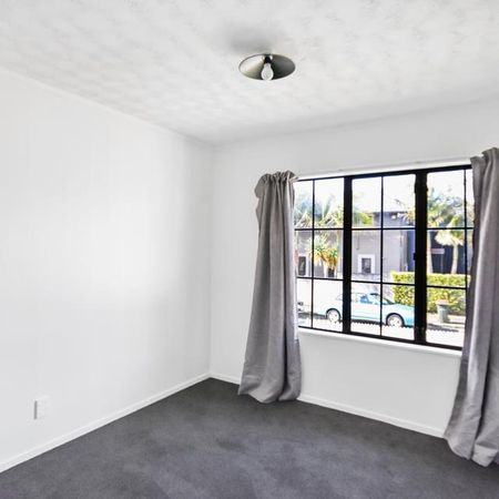 Spacious 3 Bedroom Home! - Photo 2