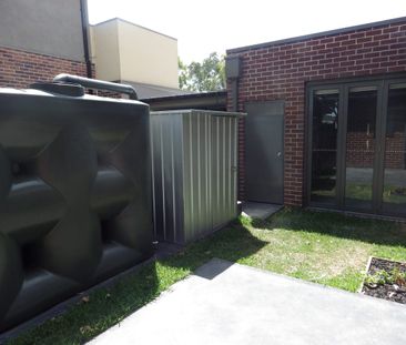 Spacious Ground-Floor Apartment with Private Courtyard & Lock-Up Garage - Photo 6