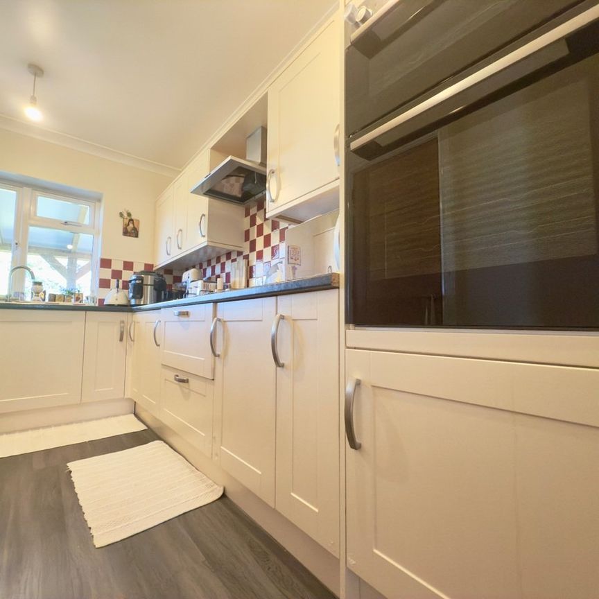 3 Bed Semi-Detached House, Strathmore Avenue, LU1 - Photo 1