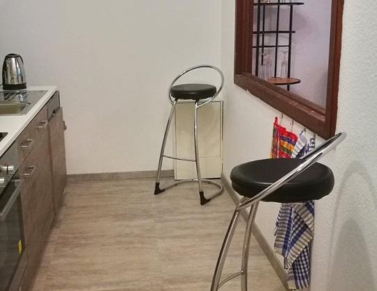 2-ZKB, vollmöbliert mit EBK & Balkon/Terrasse – barrierearm - Foto 1