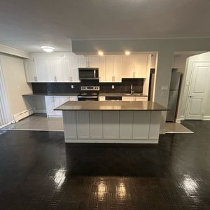 Shoreline Lakeview 1 Bedroom Unit Beautifully Renovated with balcony - Photo 2