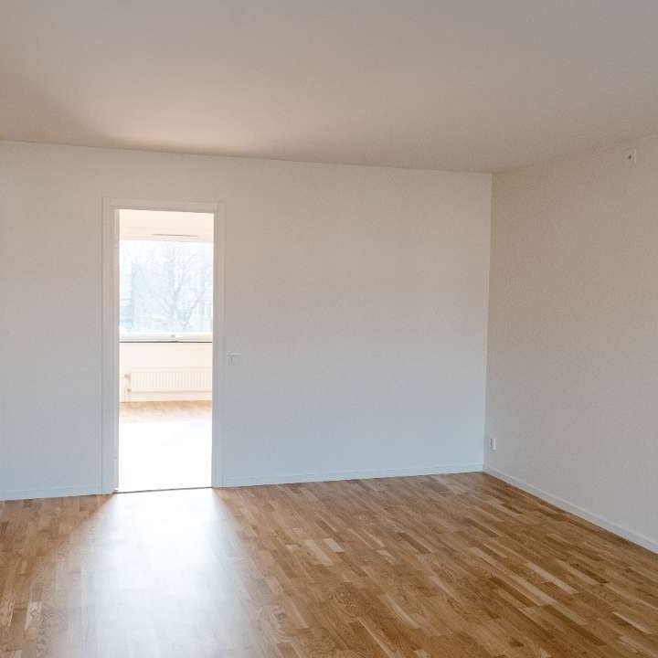 Välkommen till en nyrenoverad lägenhet på Sloalyckan. Bostaden är utrustad med moderna vitvaror och erbjuder bekvämligheter såsom diskmaskin, tvättmaskin och torktumlare. Köket är renoverat i ett kallt koncept med stilrena gråa toner. Badrum och hall är renoverade samt utrustade med ny inredning. Innerdörrarna i sovrummet är bytta och samtliga rum är ommålade i en vit kulör. Fiber finns indraget i lägenheten. I hyran ingår varmhyra, vilket omfattar uppvärmning och varmvatten. Ett grundutbud av tv-kanaler samt sophantering ingår. Endast hushållsel tillkommer. Rökfritt boende gäller för alla kontrakt tecknade från och med 2025-01-01, inklusive gemensamma utrymmen. - Foto 1