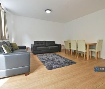 3 bedroom flat to rent - Photo 2