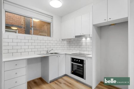 Renovated One Bedroom Apartment Close To Tramsheds & Light Rail - Photo 3