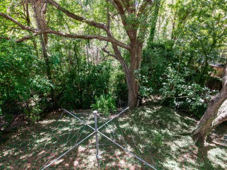 Charming Leafy Cottage in Prime Taringa Location - Photo 4