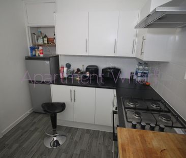 1 bedroom in a flat share to rent - Photo 2