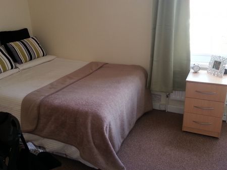 4 Bedroom Terraced To Rent in Nottingham - Photo 3