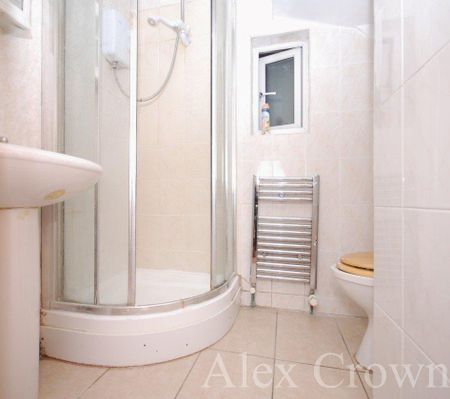 4 bedroom semi-detached house to rent - Photo 4