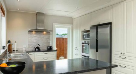 Stunning Renovated Three bedroom Villa - Photo 2