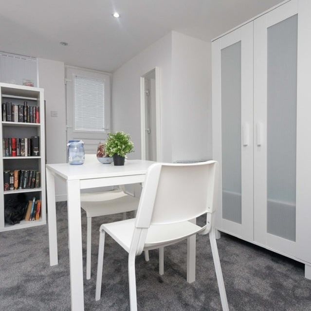 Studio Flat, Leeds, LS11 - Photo 1