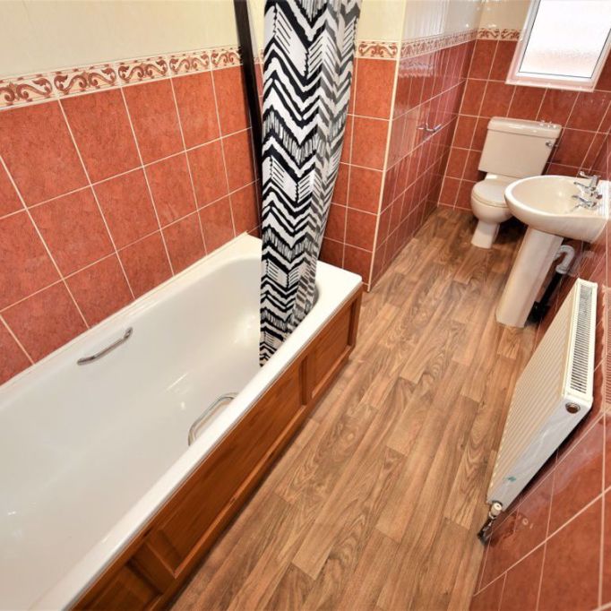 5 bedroom House in Ashville Grove (5 BED), Leeds - Photo 1