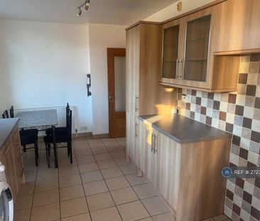 3 bedroom end of terrace house to rent - Photo 2