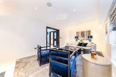 A brilliant Mews house in this prestigious Knightsbridge location which has been recently re-modelled and entirely re-designed behind the original façade. - Photo 2