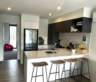 3 Level Modern Townhouse with Ocean Views! - Photo 3