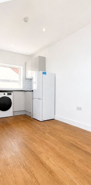 Hanworth Road, Hounslow, TW3 3TU - Photo 1