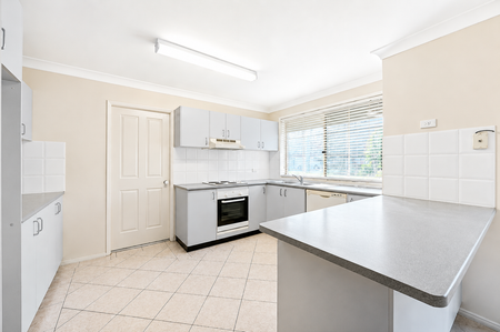 Spacious Freestanding Townhouse with Double Garage - Photo 2